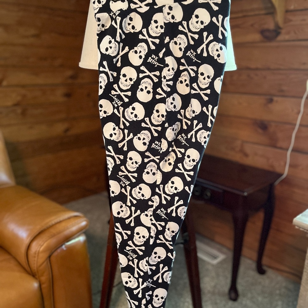 torrid 3x Black and White Skull Print high waist  Leggings (37”W x 25 1/2”L)